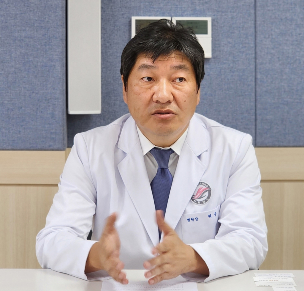  지난해 6월 한림대 한강성심병원 수장에 오른 이후 이곳 고압산소치료센터장을 겸직하며 센터 구축을 이끈 허준(화상외과 교수) 병원장이 고압산소치료 장비를 들여오기로 결정한 배경에 대해 설명하고 있다. /사진=정심교 기자