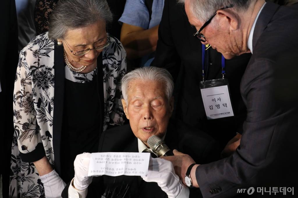 이승만 전 대통령 유족인 이인수 박사(91, 양아들)가 1일 서울 강북구 수유동 4.19민주묘역을 찾아 유족을 대표해 혁명 당시 부정선거에 항거하다 숨진 희생자들에게 63년 만에 공식 사죄했다. 이 박사는 이날?4·19?묘역 유영봉안소를 참배하며 "국민 모두의 통합과 화해를 도모하는 계기가 되길 바란다"며 "자신의 참배와 사과가 국민을 사랑했던 이승만 전 대통령께서도 참 잘했다며 기뻐하실 것"이라고 전했다. 이번 참배에는 이승만기념사업회 회장인 황교안 전 국무총리, 문무일 사무총장, 김문수 경제사회노동위원장 등이 참석했다. 4·19혁명은 이 전 대통령 재임시기인?지난 1960년 3월?15일 대통령·부통령 선거에서 개표 조작에 반발한 학생 및 시민들이 그해 4월?19일 벌인 전국적 민주화 운동으로 당시 정권의 무력 진압으로 인해 다수의 사상자가 발생했다. /사진=임한별(머니S)