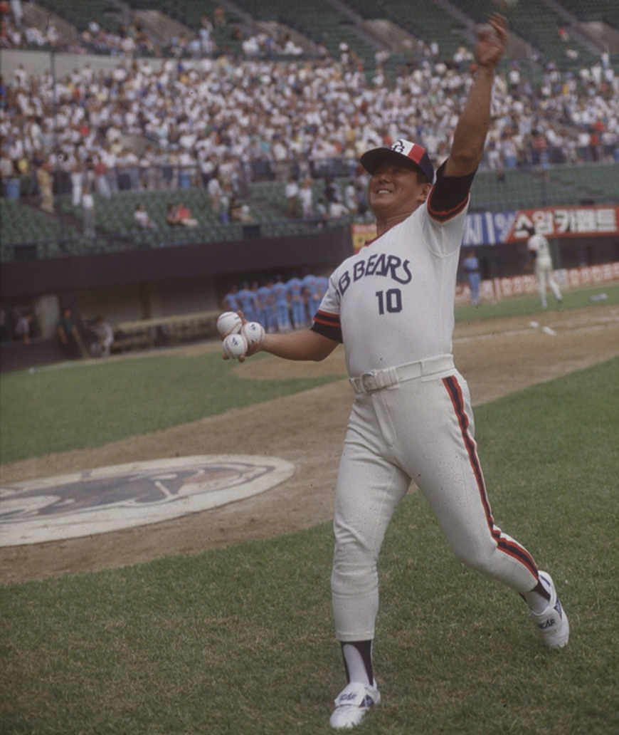 현역 시절 OB 베어스 소속이었던 윤동균이 은퇴 경기에서 공을 던져주는 모습. /사진=두산베어스