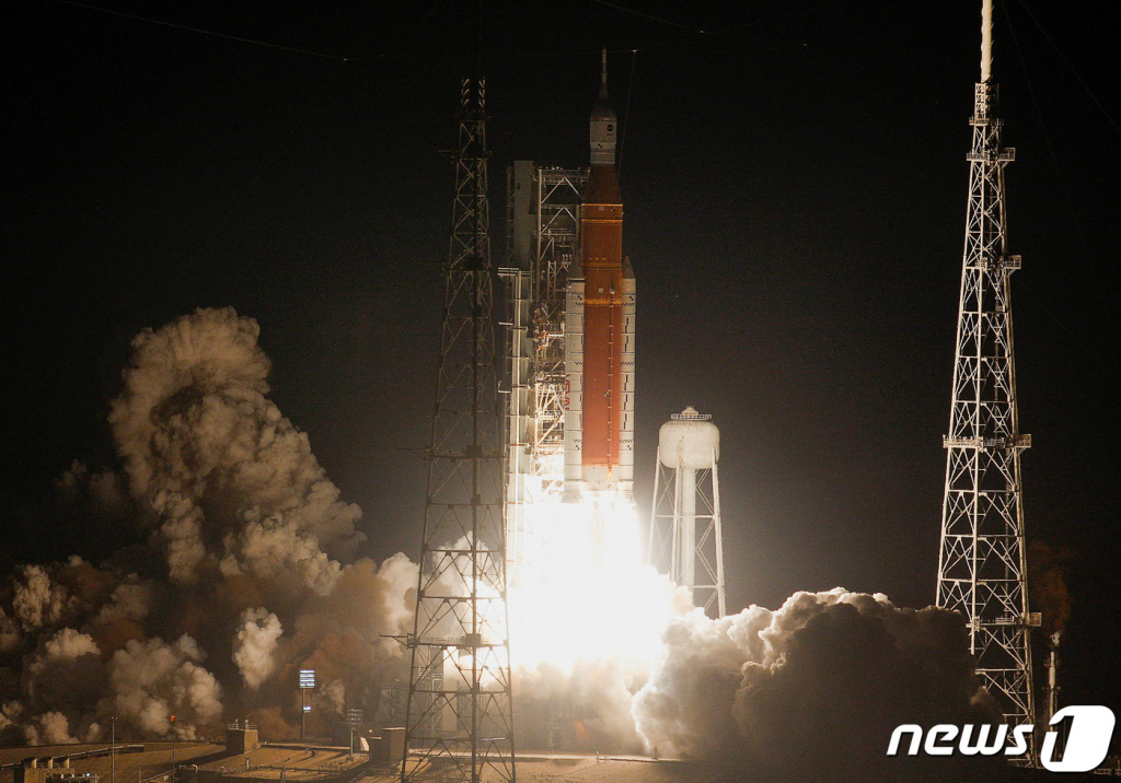 (케이프커내버럴 로이터=뉴스1) 우동명 기자 = 16일(현지시간) 플로리다주 케이프커내버럴 케네디 우주센터 39B 발사장에서 우주선 '오리온'을 탑재한 NASA의 무인 달 탐사 로켓 '아르테미스Ⅰ’이 4전 5기 끝에 반세기만의 달 착륙을 향해 발사되고 있다. ⓒ 로이터=뉴스1 Copyright ? 뉴스1. All rights reserved. 무단 전재 및 재배포 금지.