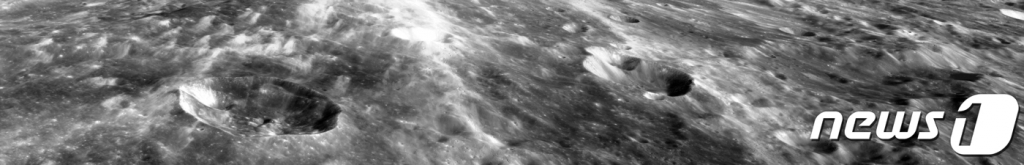 (서울=뉴스1) = 과학기술정보통신부와 한국항공우주연구원이 11일 국내 첫 달 궤도 탐사선 '다누리'가 촬영한 달 뒷면의 고해상도 영상을 공개했다. 다누리는 지난 3월 22일 치올콥스키 크레이터 지역, 3월 24일 슈뢰딩거 계곡 지역과 실라르드 엠 크레이터 지역을 촬영했다. 이는 우리나라가 처음으로 달 뒷면을 촬영한 사진이라는 점에서 큰 의미가 있다. 또한 3월 24일에 촬영한 사진들은 다누리가 달 궤도를 1,000회 공전한 날에 찍은 사진이라는 점에서도 특별한 의미를 가진다. 사진은 3월 24일 실라르드 엠 크레이터. (과학기술정보통신부 제공) 2023.4.12/뉴스1 Copyright ? 뉴스1. All rights reserved. 무단 전재 및 재배포 금지.