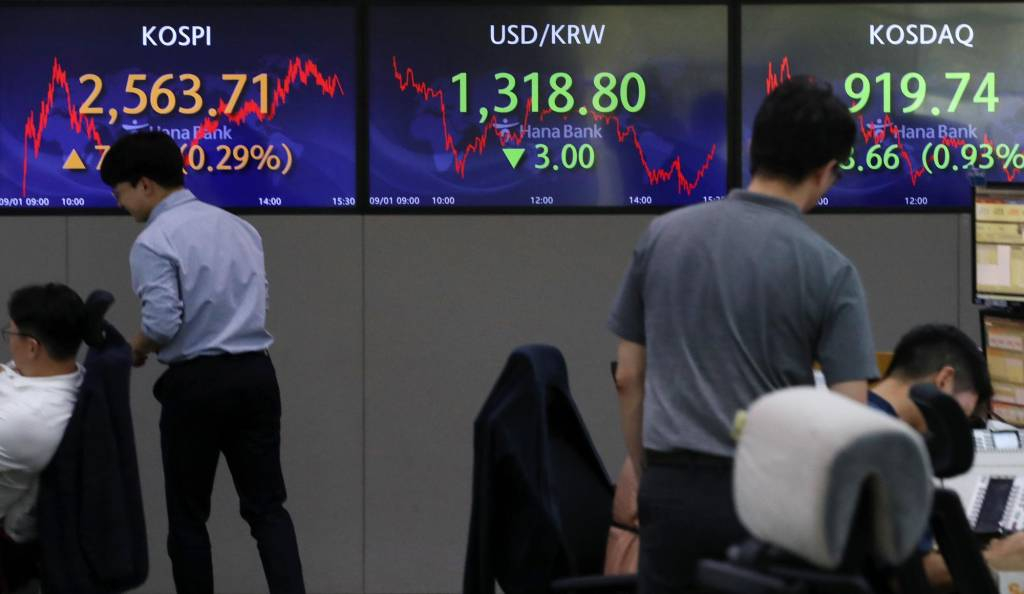 [서울=뉴시스] 조성우 기자 = 코스피가 전 거래일(2556.27)보다 7.44포인트(0.29%) 오른 2563.71에 장을 마감한 1일 오후 서울 중구 하나은행 딜링룸에서 딜러들이 업무를 보고 있다. 코스닥지수는 전 거래일(928.40)보다 8.66포인트(0.93%) 내린 919.74에 거래를 종료했다. 원·달러 환율은 전 거래일(1321.8원)보다 3.0원 내린 1318.8원에 마감했다. 2023.09.01.