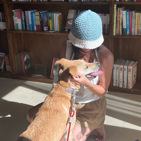 북끝서점 손님이 럭키를 안아주고 있다. 보는 걸로도 따뜻하다./사진=북끝서점 주인 김상아씨