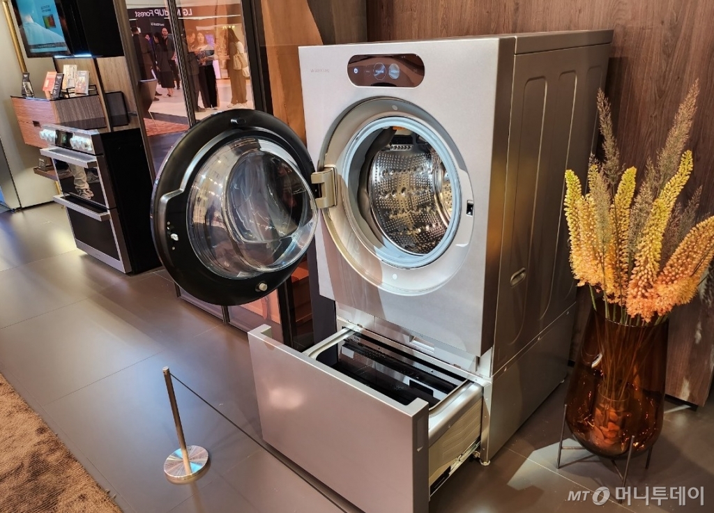 독일 베를린에서 열린 'IFA 2023' 전시회장의 LG전자 전시관에서 공개된 신제품 LG 시그니처 세탁건조기. /사진 = 오진영 기자