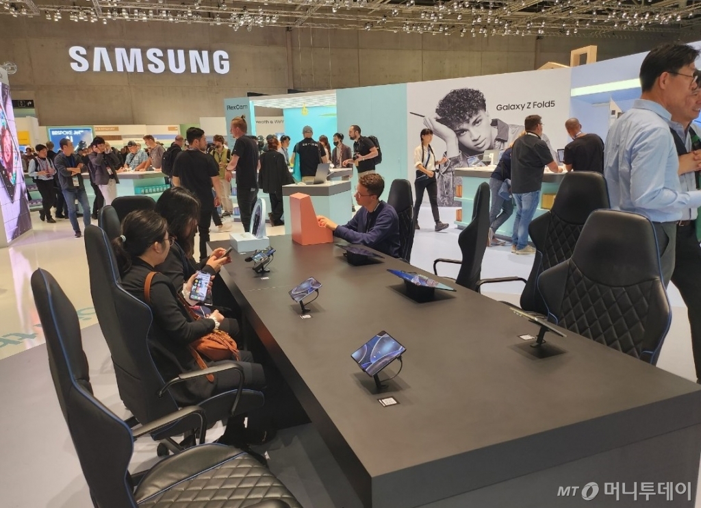2일 독일 베를린의 '메세 베를린'에서 열리는 가전 전시회 'IFA 2023'에 마련된 삼성전자 전시관 모습. 관람객들이 갤럭시 스마트폰과 태블릿을 이용해 게임을 즐기고 있다. / 사진 = 오진영 기자