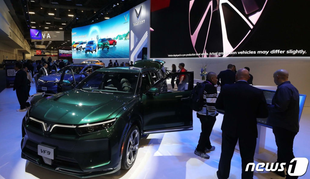 (라스베이거스(미국)=뉴스1) 임세영 기자 = 세계 최대 가전·IT(정보기술) 박람회 CES 2023 개막 이틀째인 6일(현지시간) 미국 네바다주 라스베이거스 컨벤션센터(LVCC) 웨스트홀에 마련된 베트남 빈패스트 전시관에서 관람객들이 전기차를 살펴보고 있다. 2023.1.7/뉴스1  Copyright ? 뉴스1. All rights reserved. 무단 전재 및 재배포 금지.