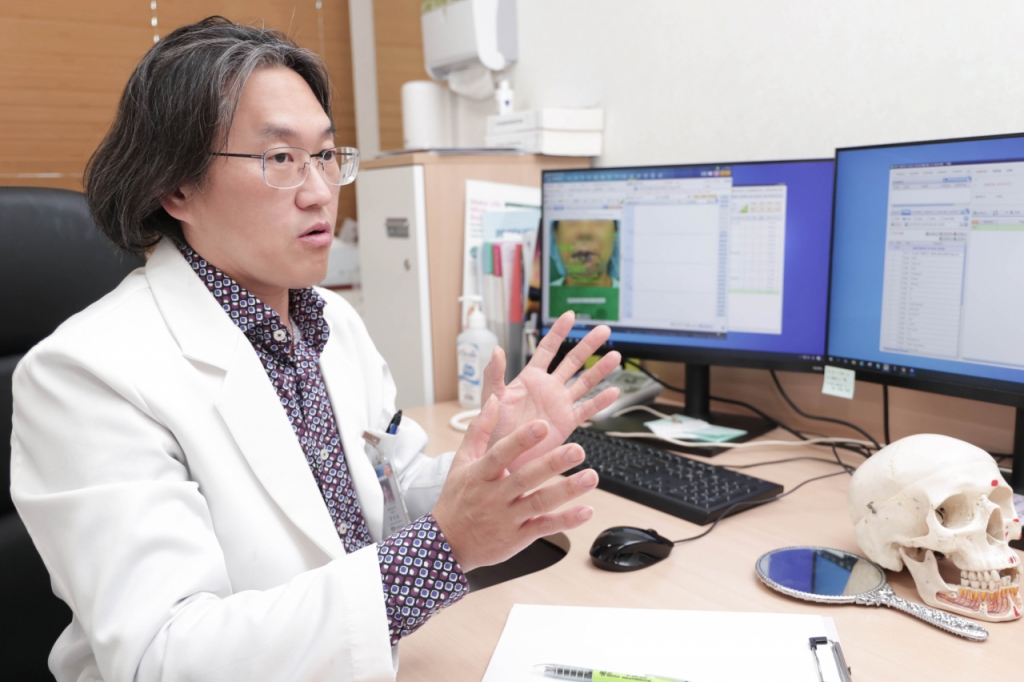 강상윤 경희대병원 성형외과 교수가 대학병원 성형수술의 장점을 설명하고 있다./사진=경희대병원