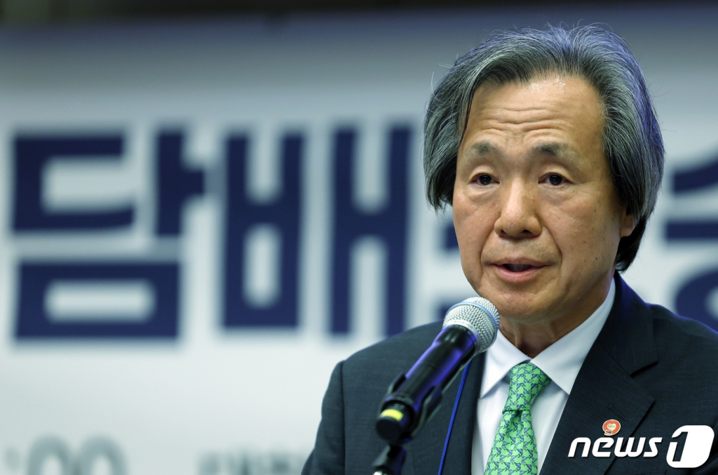 (서울=뉴스1) 박정호 기자 = 정기석 국민건강보험공단 이사장이 31일 오후 서울 중구 남대문로 대한상공회의소에서 '담배와 암의 개별적 인과관계'를 주제로 열린 2023년 담배소송 세미나에서 개회사를 하고 있다. 2023.8.31/뉴스1  Copyright ? 뉴스1. All rights reserved. 무단 전재 및 재배포 금지.