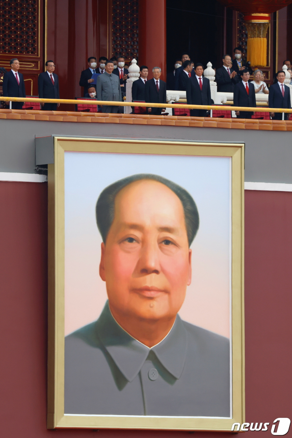 (베이징 로이터=뉴스1) 우동명 기자 = 시진핑 중국 국가주석이 1일 (현지시간) 베이징의 톈안먼 광장에서 열린 공산당 창당 100주년 경축행사서 지도부들과 마오쩌둥의 대형 초상화 위에 나란히 서 있다. ? 로이터=뉴스1