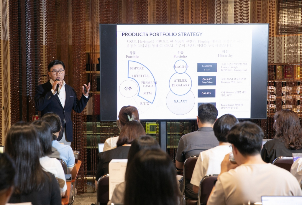 지난 5일 용산구 한남동 소재 '란스미어 한남'에서 진행된 갤럭시 40주년 기념 행사에서 이무영 삼성물산 남성복사업부장(상무)가 새 브랜드 전략을 설명하는 모습/사진제공=삼성물산 패션부문