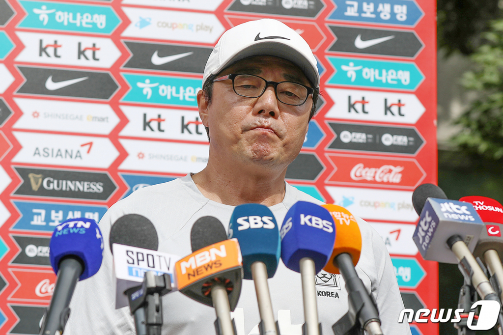 (파주=뉴스1) 민경석 기자 = 황선홍 항저우 아시안게임 축구대표팀 감독이 25일 오후 경기도 파주 축구국가대표트레이닝센터(NFC)에서 훈련에 앞서 인터뷰를 하고 있다. 2023.7.25/뉴스1 Copyright ? 뉴스1. All rights reserved. 무단 전재 및 재배포 금지.