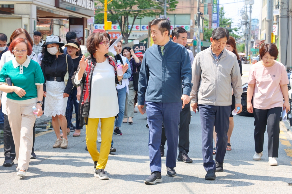 지난 5월 '찾아가는 서초 전성수다'에서 전성수 서초구청장(가운데)이 주민들과 소통하고 있다./사진제공=서초구청