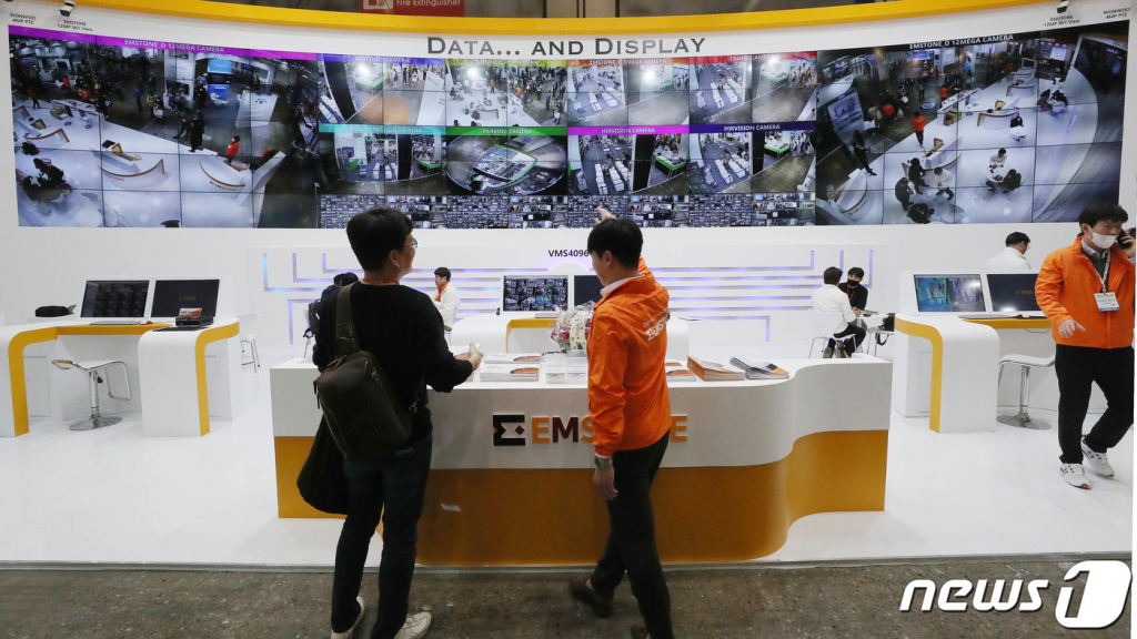 (고양=뉴스1) 박세연 기자 = 29일 경기도 고양시 일산 킨텍스에서 열린 세계보안엑스포(SECON 2023)을 찾은 관람객이 통합관제시스템을 살펴보고 있다. 영상보안, 출입통제솔루션과 사회안전시스템 등 다양한 보안 제품과 세계보안시장의 흐름을 파악할 수 있는 이번 전시는31일까지 계속된다. 2023.3.29/뉴스1 Copyright ? 뉴스1. All rights reserved. 무단 전재 및 재배포 금지.
