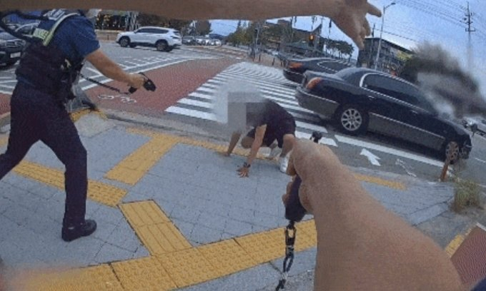 지난달 27일 경찰은 충북 청주에서 흉기를 들고 거리를 배회한 40대 남성 A씨를 폭력행위처벌법상 우범자 혐의로 입건해 검찰에 송치했다. /사진=경찰청 페이스북 캡처