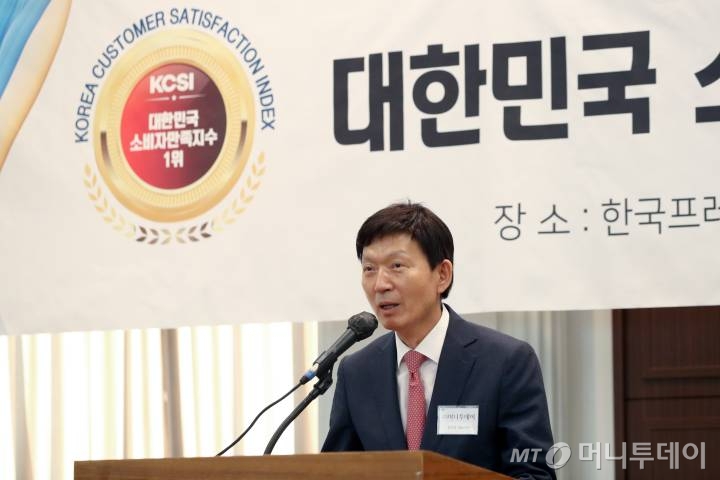 머니투데이 정희경 대표가 '2023 대한민국 소비자만족지수 1위' 시상식에서 환영사를 하고 있다./사진=이기범 기자 leekb@