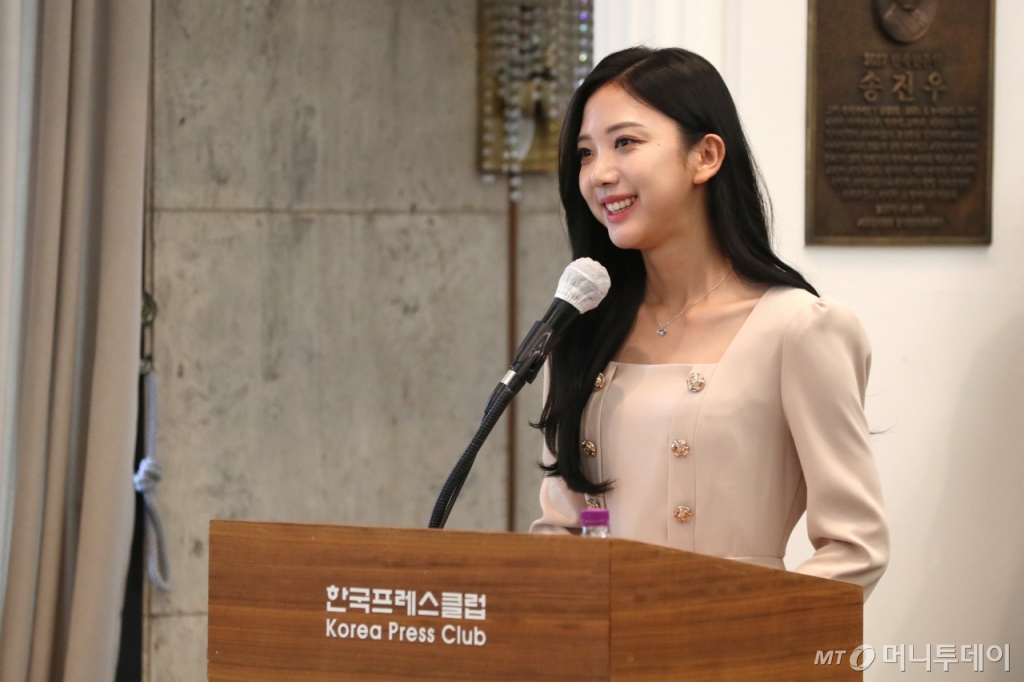 더 밝음 엔터테인먼트에서 추천한 MBC 기상캐스터 오요안나가 시상식 사회를 진행하는 모습./사진=이기범 기자 leekb@