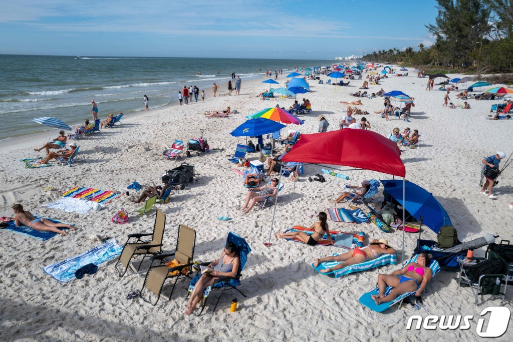 (미국 AFP=뉴스1) 김정률 기자 = 23일(현지시간) 미국 플로리다주 네이플스 해변에서 사람들디 오후를 즐기고 있다. 플로리다는 지난 9월 허리케인 이안으로 큰 피해를 입었다. 하지만 관광객들과 플로라다 주민들은 서서히 해변으로 돌아가고 있다.  2022.11.23  ⓒ AFP=뉴스1  Copyright ? 뉴스1. All rights reserved. 무단 전재 및 재배포 금지.