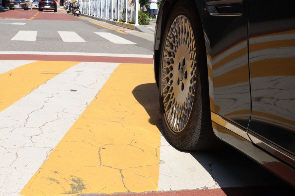 충분히 속도를 줄이지 않고 방지턱을 넘어갈 경우 충격으로 인해 '급성요통'이 발생할 수 있다. /사진=자생한방병원