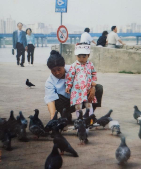 한강공원에서, 현주씨 친할머니와 어렸던 현주씨. 비둘기와 자연스레 인사하게 해주는 할머니. 함께 살아가고 있다고, 아마 그런 이야기였을 거다./사진=비둘기 친구 현주씨