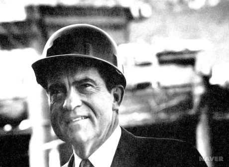 1970년 5월 8일 미국 뉴욕시에서 반전 시위대 앞에 안전모를 쓰고 나타난 당시 리처드 닉슨 대통령./사진=미국사 다이제스트 100(가람기획)