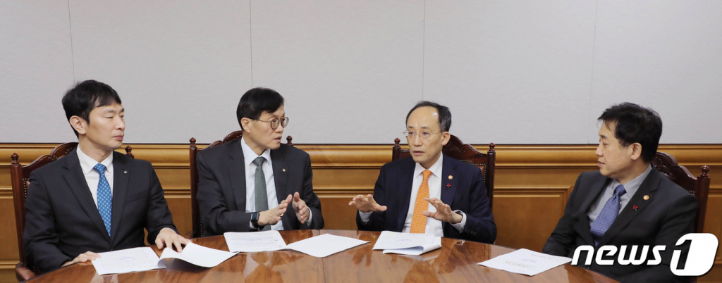 (세종=뉴스1) 김기남 기자 = 추경호 경제부총리 겸 기획재정부 장관이 13일 오후 서울 은행회관에서 이창용 한은 총재, 김주현 금융위원장, 이복현 금감원장과 '거시경제·금융현안간담회'를 개최하여 최근 금융시장 상황을 점검하고 주요 현안 등에 대해 논의하고 있다.(기획재정부 제공)2023.1.13/뉴스1 Copyright ? 뉴스1. All rights reserved. 무단 전재 및 재배포 금지.