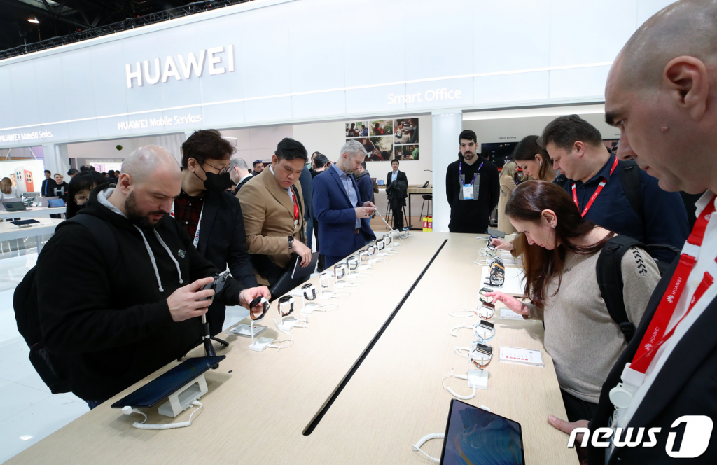 (바르셀로나(스페인)=뉴스1) 박정호 기자 = 세계 최대 이동통신 전시회 '모바일월드콩그레스'(MWC 2023) 개막 첫날인 27일 오후(현지시간) 스페인 바르셀로나 피라 그란 비아 전시장 화웨이 부스에서 참관객들이 스마트기어를 체험하고 있다.   이번 MWC에서는 인공지능(AI) 로봇 등 통신사들의 탈통신 행보와 더불어 망 사용료가 최대 화두가 될 전망이다. 2023.2.27/뉴스1  Copyright ? 뉴스1. All rights reserved. 무단 전재 및 재배포 금지.