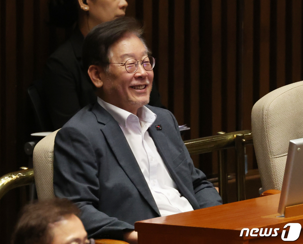 (서울=뉴스1) 송원영 기자 = 이재명 더불어민주당 대표가 8일 서울 여의도 국회 본회의장에서 열린 교육·사회·문화 대정부질문에서 웃음을 짓고 있다. 2023.9.8/뉴스1  Copyright ? 뉴스1. All rights reserved. 무단 전재 및 재배포 금지.