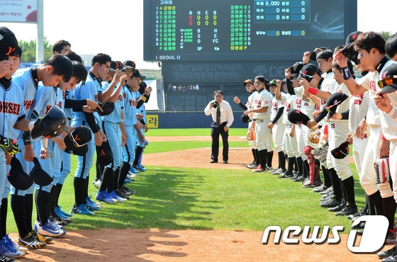 2016 정기 연고전 야구 경기를 앞두고 연세대(왼쪽)와 고려대 선수단이 상호 인사를 나누고 있다. /사진=뉴스1