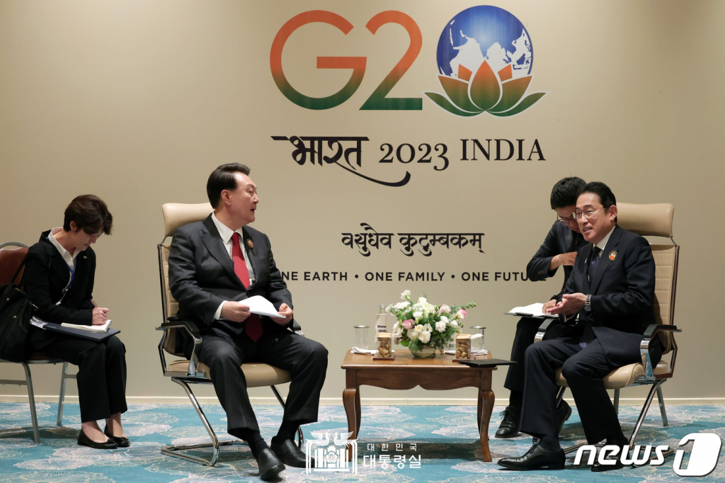 (서울=뉴스1) 오대일 기자 = 윤석열 대통령이 10일(현지시간) 인도 뉴델리 바라트 만다팜 국제컨벤션센터에서 열린 한일 정상회담에서 기시다 후미오 일본 총리와 대화하고 있다. (대통령실 홈페이지) 2023.9.10/뉴스1 Copyright ? 뉴스1. All rights reserved. 무단 전재 및 재배포 금지.