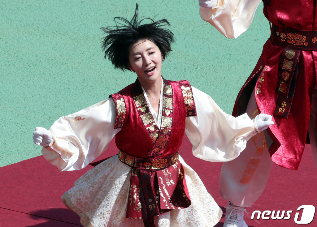 (고양=뉴스1) 박정호 기자 = 미스코리아 출신 한성주 전 아나운서가 9일 오전 경기도 고양종합운동장에서 열린 '2023 정기 고려대학교·연세대학교 친선경기대회' 럭비 경기에서 고려대학교 입학 30주년 93학번 응원부 '포효 93' 일원으로 단상에 올라 열정적인 응원전을 이끌고 있다.  고려대학교 정치외교학과 93학번인 한성주 전 아나운서는 졸업생 응원단 일원으로 행사에 참석했다. 2023.9.9/뉴스1  Copyright ? 뉴스1. All rights reserved. 무단 전재 및 재배포 금지.