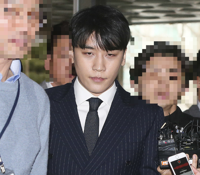 (서울=뉴스1) 민경석 기자 = 성접대 의혹을 받고 있는 그룹 빅뱅 멤버 승리가 14일 오후 서울 종로구 서울지방경찰청 광역수사대에 피의자 신분으로 출석하고 있다. 2019.3.14/뉴스1