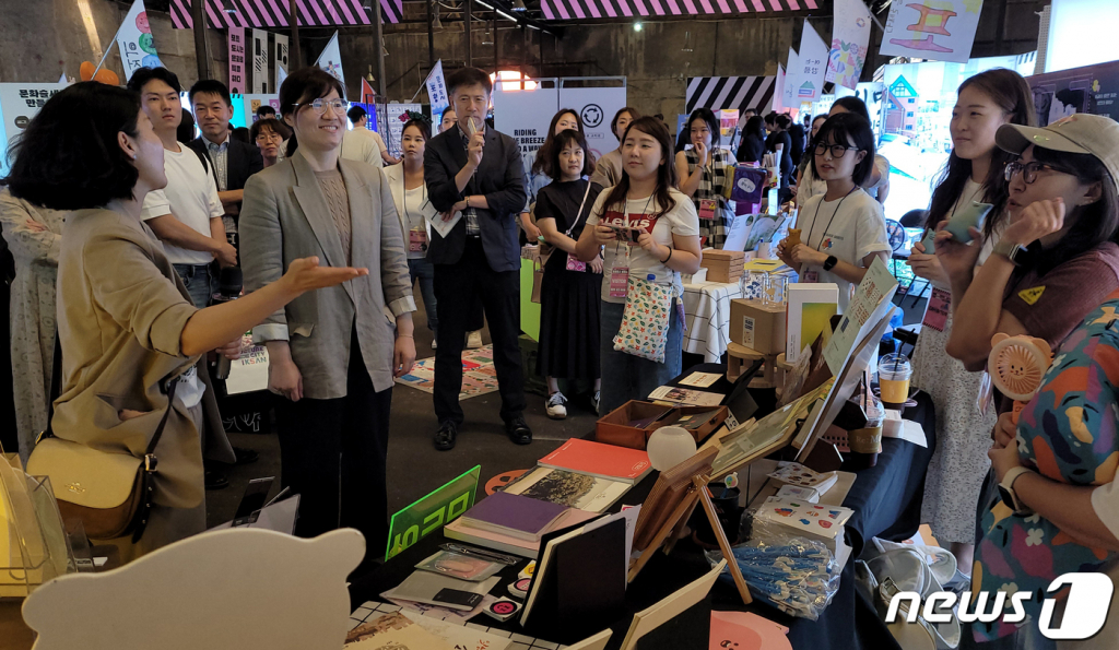 (서울=뉴스1) = 장미란 문화체육관광부 제2차관이 9일 부산 영도구 물양장 일대에서 열린 2023 문화도시 박람회 & 국제학술대회를 찾아 부스를 둘러보고 있다. (문화체육관광부 제공) 2023.9.9/뉴스1  Copyright ? 뉴스1. All rights reserved. 무단 전재 및 재배포 금지.