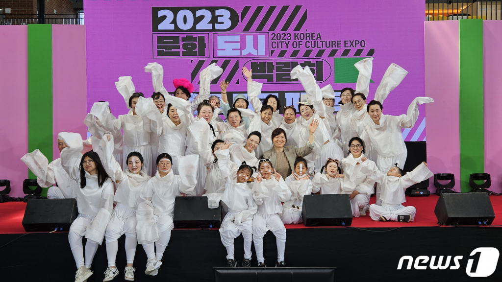 (서울=뉴스1) = 장미란 문화체육관광부 제2차관이 9일 부산 영도구 물양장 일대에서 열린 2023 문화도시 박람회 & 국제학술대회를 찾아 공연 참가자들과 기념사진을 찍고 있다. (문화체육관광부 제공) 2023.9.9/뉴스1  Copyright ? 뉴스1. All rights reserved. 무단 전재 및 재배포 금지.