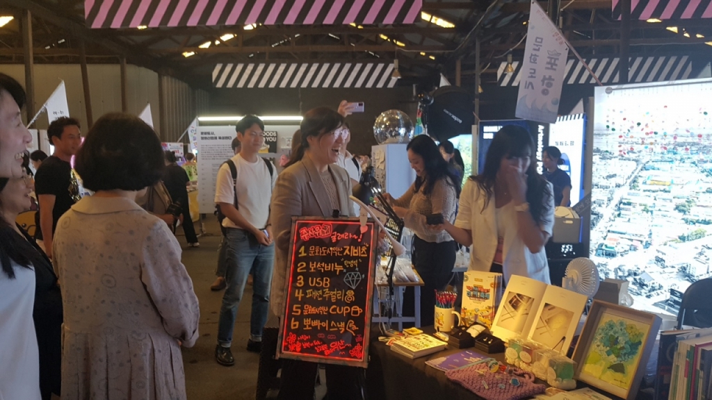 장미란 차관이 포항 문화도시센터 직원의 재미있는 설명에 함박 웃음을 보이고 있다/사진= 유동주 기자