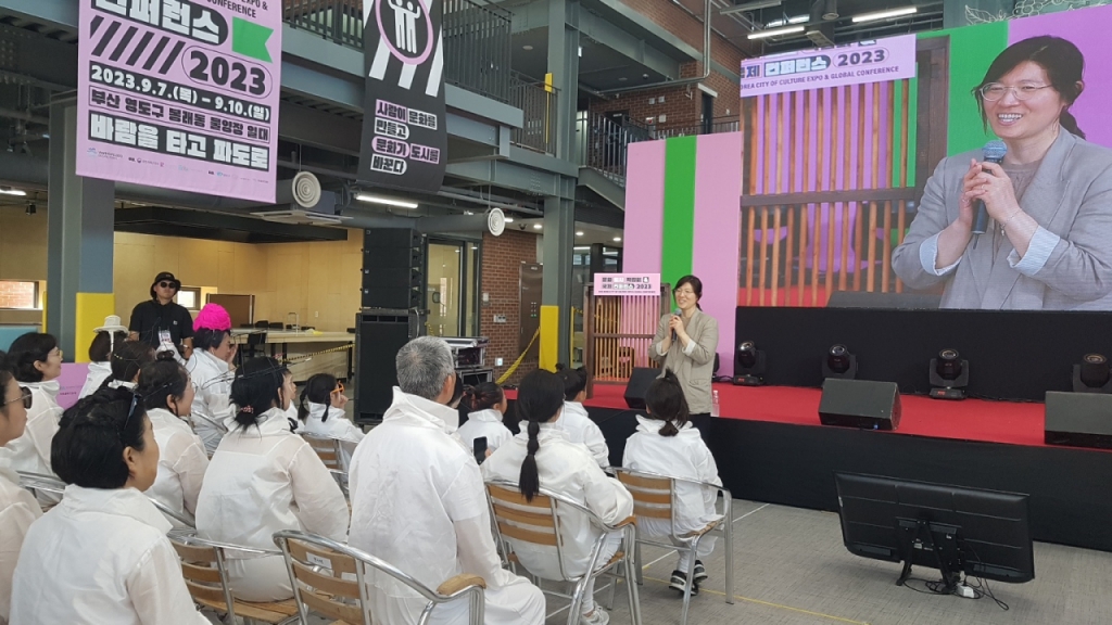 장 미란 차관이 '춤추는 영도' 공연 참가자들에게 격려의 말을 전하고 있다./사진= 유동주 기자