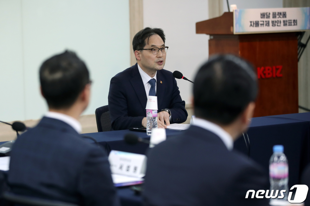 (서울=뉴스1) 이승배 기자 = 한기정 공정거래위원장이 6일 오후 서울 여의도 중소기업중앙회에서 열린 배달 플랫폼 자율규제방안 발표회에서 모두발언하고 있다. 2023.3.6/뉴스1  Copyright ? 뉴스1. All rights reserved. 무단 전재 및 재배포 금지.