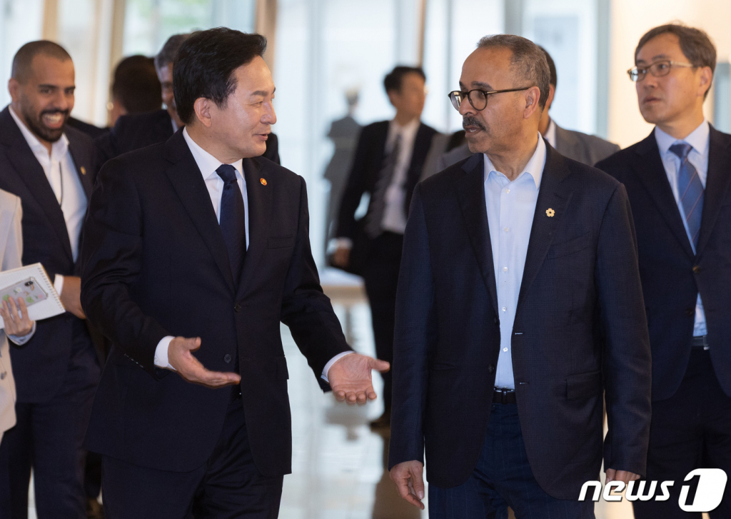 (서울=뉴스1) 이재명 기자 = 원희룡 국토교통부 장관과 나드미 알 나스르 네옴 최고경영자가 25일 서울 동대문구 동대문디자인플라자에서 열린 ‘네옴시티’ 전시회 로드쇼에 참석하고 있다.   네옴시티는 서울의 44배 크기로 신도시를 짓는 사우디아라비아의 초대형 프로젝트이다. 2023.7.25/뉴스1  Copyright ? 뉴스1. All rights reserved. 무단 전재 및 재배포 금지.