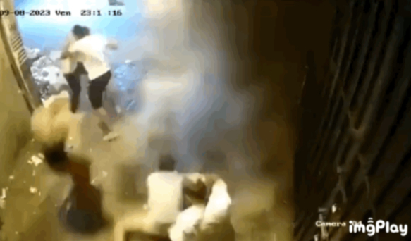 8일(현지시간) 모로코 마라케시에서 지진에 놀란 사람들이 황급히 이동하는 가운데 한 건물 위에서 흙과 돌이 쏟아지고 있다./사진=X(구 트위터)