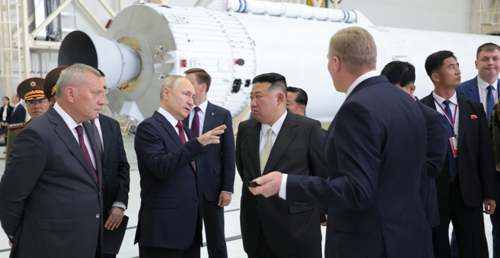 (평양 노동신문=뉴스1) = 김정은 북한 노동당 총비서가 13일 러시아 아무르주에 있는 보스토치니 우주기지에서 블라디미르 푸틴 러시아 대통령을 만났다고 당 기관지 노동신문이 14일 보도했다. 김 총비서는 푸틴 대통령의 안내를 받아 우주기지를 둘러보고, 회담을 한 뒤 연회에 참석했다. / 사진=뉴스1