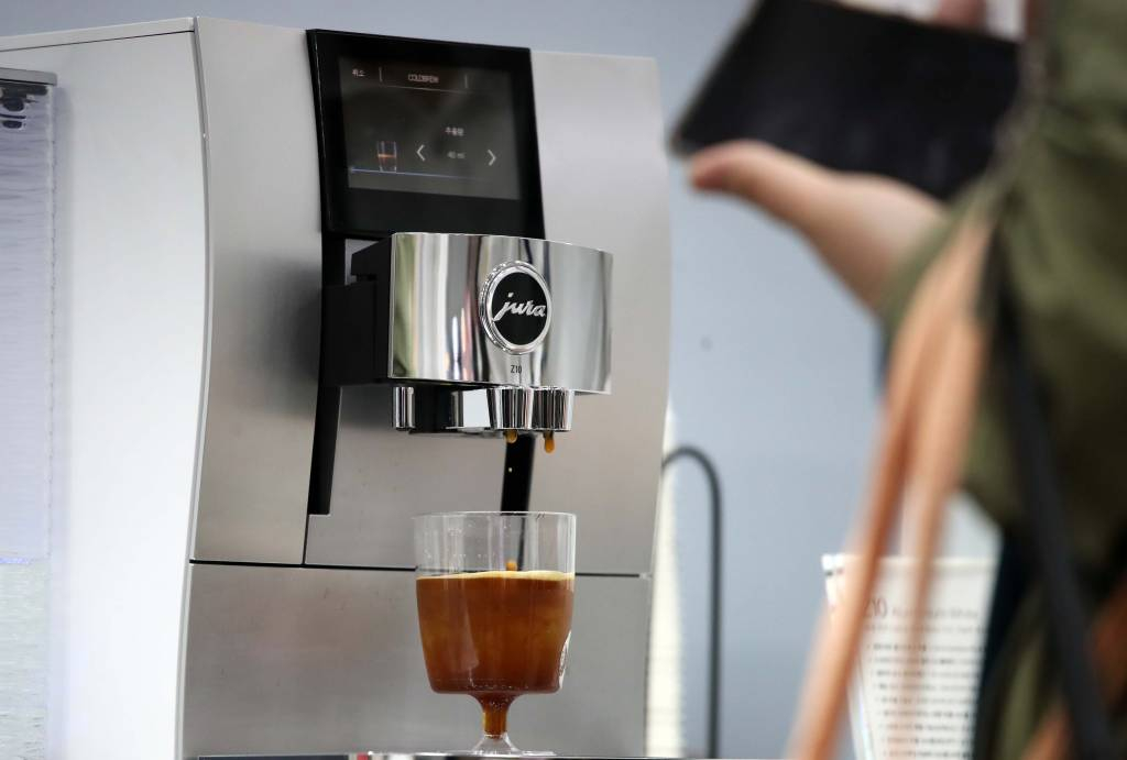 [서울=뉴시스] 김선웅 기자 = 5일 서울 강남구 코엑스에서 열린 올해 상반기 최대 규모 커피전문전시회 2023 서울커피엑스포에서 다양한 커피 및 각종 용품이 전시 및 소개되고 있다. 오는 8일까지 진행되는 2023 서울커피엑스포에서는 커피를 비롯한 다양한 관련 용품과 커피산업의 트렌드를 한 곳에서 만날 수 있다. 2023.04.05.