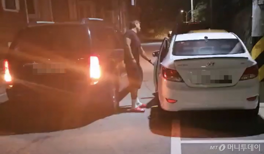 지난달 17일 서울 강북구 송중동. 서울경찰청 202경비단 62경비대 소속 안근석 경장(26)은 퇴근길 음주운전 뺑소니 현행범을 검거했다. 사진은 안 경장이 운전자에게 하차를 요구하고 있는 모습./사진=안근석 경장 제공 