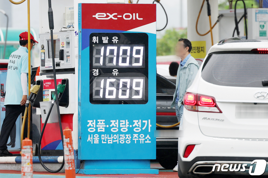 (서울=뉴스1) 민경석 기자 = 국제유가가 2% 급등해 10개월 만에 최고를 경신했다. 사우디아라비아의 원유 감산 연장에 이어 리비아에 대홍수까지 겹치면서 이날 국제유가가 10개월만에 배럴당 92달러를 넘어섰다. 13일 서울 서초구 만남의광장 알뜰주유소를 찾은 시민들이 주유를 하고 있다. 2023.9.13/뉴스1 Copyright ? 뉴스1. All rights reserved. 무단 전재 및 재배포 금지.