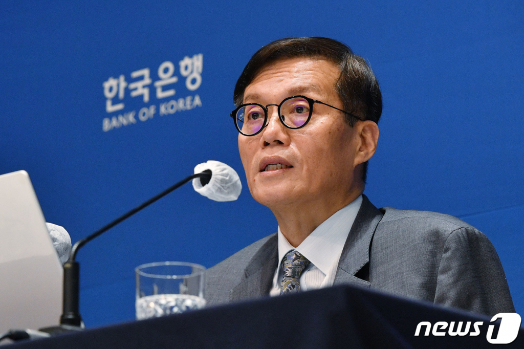 (서울=뉴스1) 사진공동취재단 = 이창용 한국은행 총재가 24일 서울 중구 한국은행에서 8월 금통위 금리 결정에 대한 기자간담회를 하고 있다. 이날 금통위는 현행 연 3.50%인 기준금리를 유지하기로 했다. 지난 2월, 4월, 5월, 7월에 이은 5연속 동결이다. 2023.8.24/뉴스1 Copyright ? 뉴스1. All rights reserved. 무단 전재 및 재배포 금지.