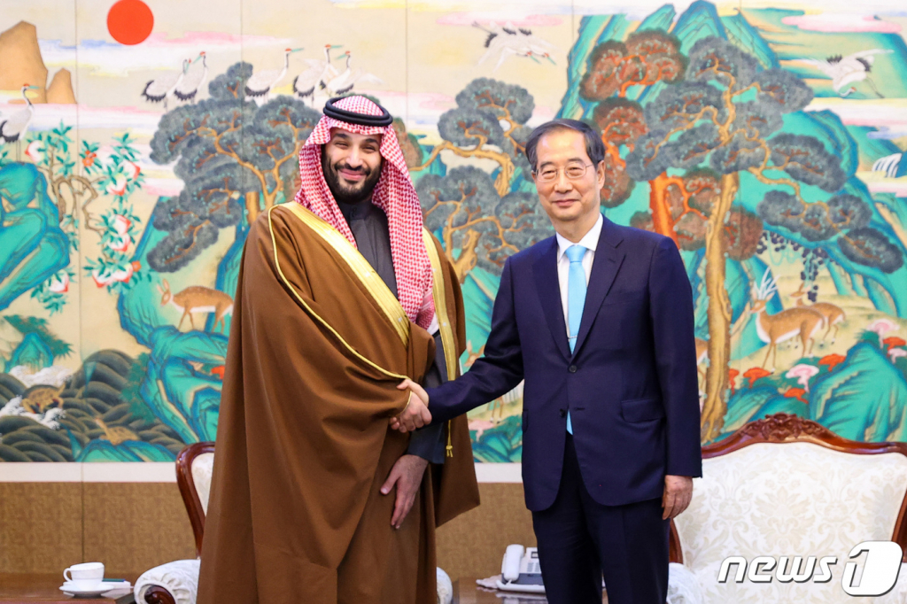 (서울=뉴스1) 박지혜 기자 = 한덕수 국무총리가 17일 오전 경기 성남 서울공항에서 방한한 모하메드 빈 살만 사우디아라비아 왕세자 겸 총리를 영접하고 있다. (총리실 제공) 2022.11.17/뉴스1  Copyright ? 뉴스1. All rights reserved. 무단 전재 및 재배포 금지.