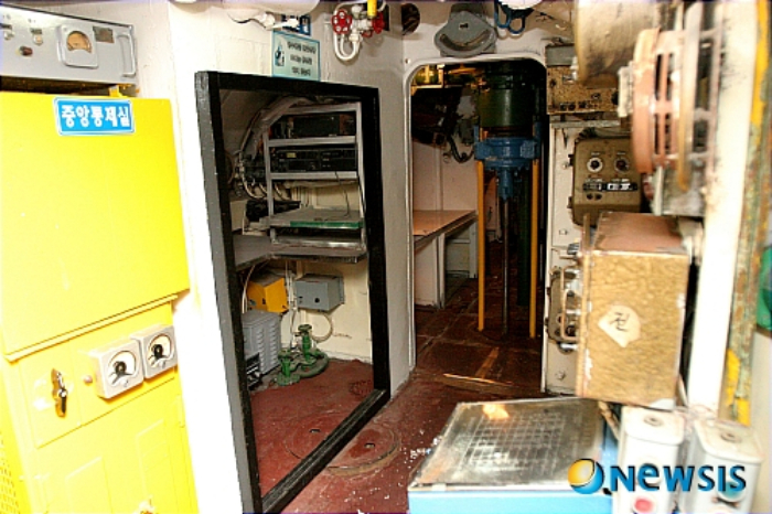 사진은 1996년 9월 강릉 안인진리 앞바다로 침투했다 파도에 휩쓸리면서 잠수함 후미가 암초에 부딪혀 좌초된 북한 상어급 잠수함 내부 모습. /사진=뉴시스