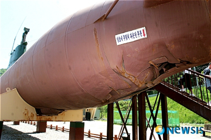사진은 1996년 9월 강릉 안인진리 앞바다로 침투했다 파도에 휩쓸리면서 잠수함 후미가 암초에 부딪혀 파손된 모습. /사진=뉴시스