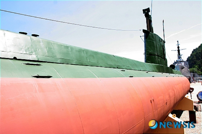 사진은 1996년 9월 강릉 안인진리 앞바다로 침투했다 파도에 휩쓸리면서 잠수함 후미가 암초에 부딪혀 파손된 북한 상어급 잠수함의 후미에서 앞쪽을 바라본 모습. /사진=뉴시스