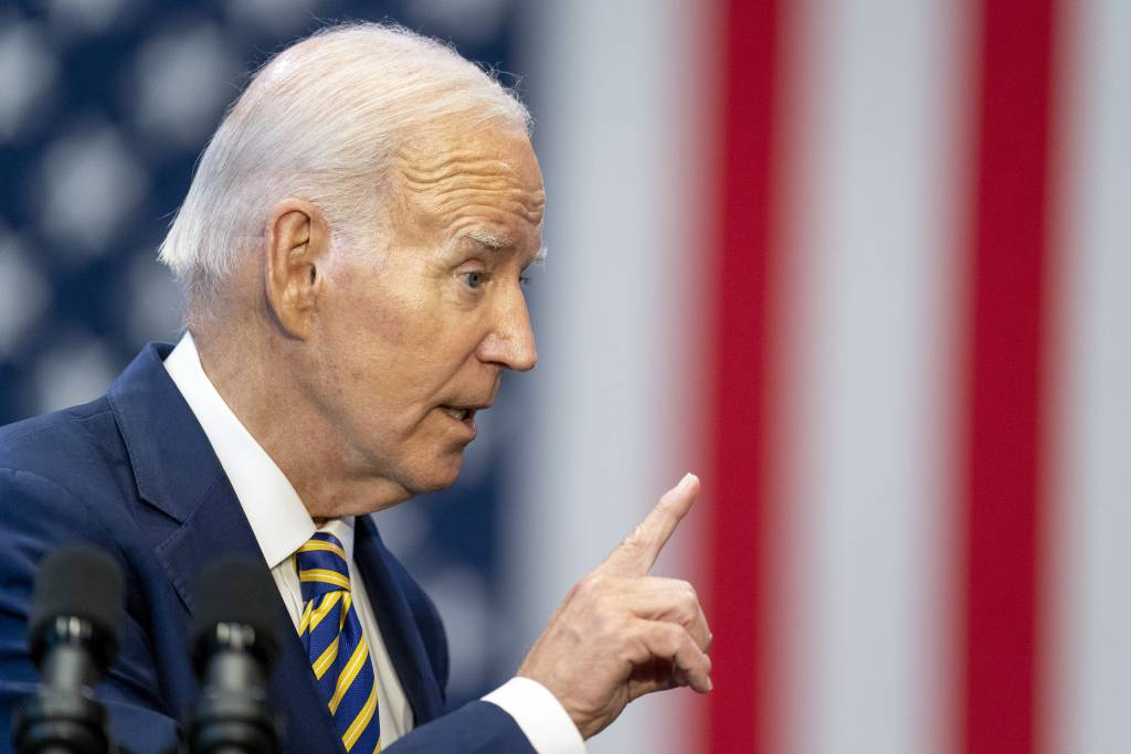 [라르고=AP/뉴시스] 조 바이든 미국 대통령이 14일(현지시각) 메릴랜드주 라르고에 있는 프린스조지 커뮤니티 칼리지에서 경제 관련 연설을 하고 있다. 바이든 대통령은 일자리 창출, 낮은 실업률, 미국의 제조업 호황 등을 언급하며 자신의 경제 성과를 홍보했다. 이어 공화당의 경제정책을 ‘마가(Maga)노믹스’라고 명하며 마가노믹스가 부유층의 세금과 각종 사회보장 제도 예산을 삭감해 열심히 일하는 가정의 비용을 인상하게 만들었다고 비난했다. 2023.09.15.