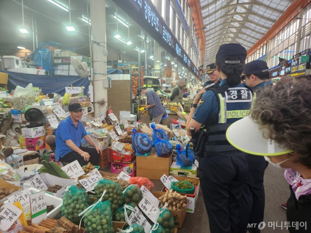 서울 동대문경찰서는 청량리 종합시장 일대를 집중 도보 순찰 지역으로 정해 한 달간 순찰할 방침이다. 순찰과 함께 주민과의 친밀도를 높이는 것을 목표로 삼았다. 경찰관들이 시민과 가까워질수록 치안 불안을 낮추는 데 영향을 미치기 때문이다./사진=최지은 기자