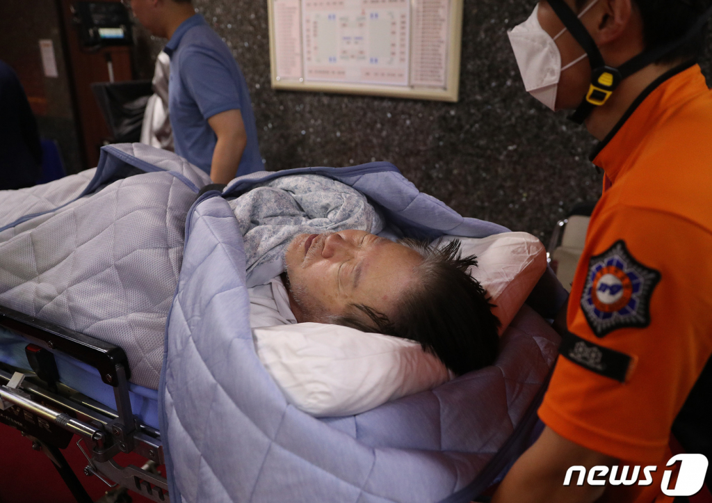 단식 19일차인 이재명 더불어민주당 대표가 18일 오전 서울 여의도 국회 당 대표실에서 119 구급대에 의해 병원으로 실려가고 있다. /사진=뉴스1